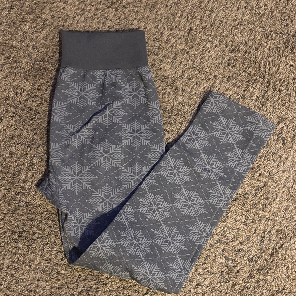 Women's Gray Snowflake Patterned Leggings